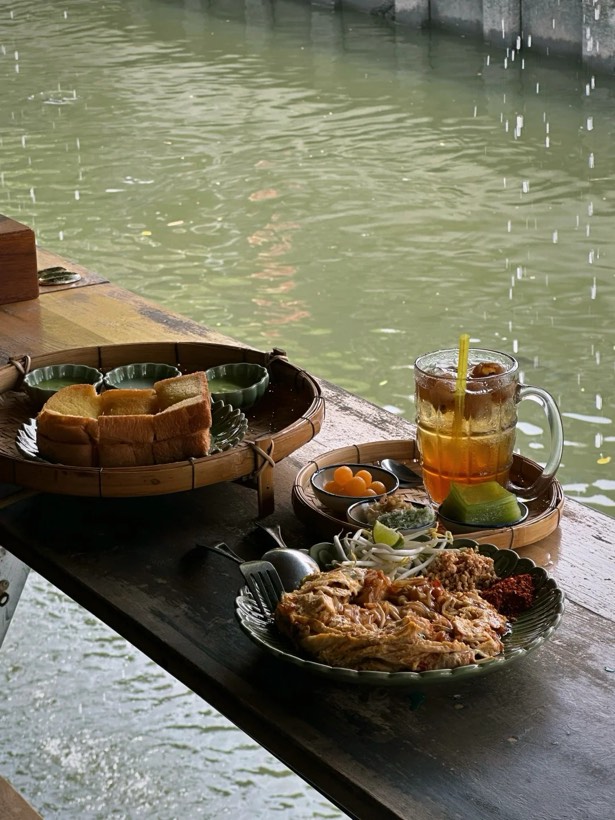 Phuengsin House 运河边用餐