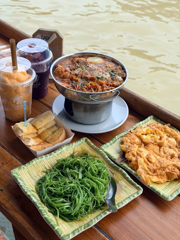 冬阴功火锅 + 炒空心菜 + 炸蛋